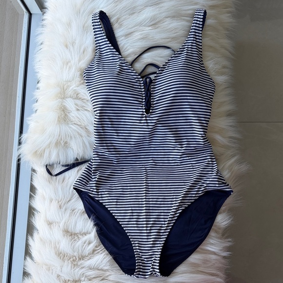 Tommy Bahama Breaker Bay Reversible Lace-Back One-Piece Swimsuit. Size12 - Picture 2 of 8